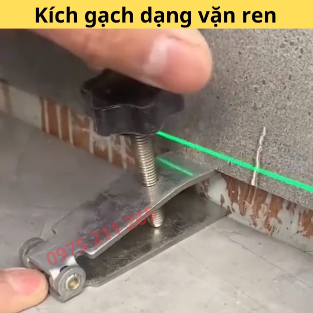 con đội gạch ốp tường